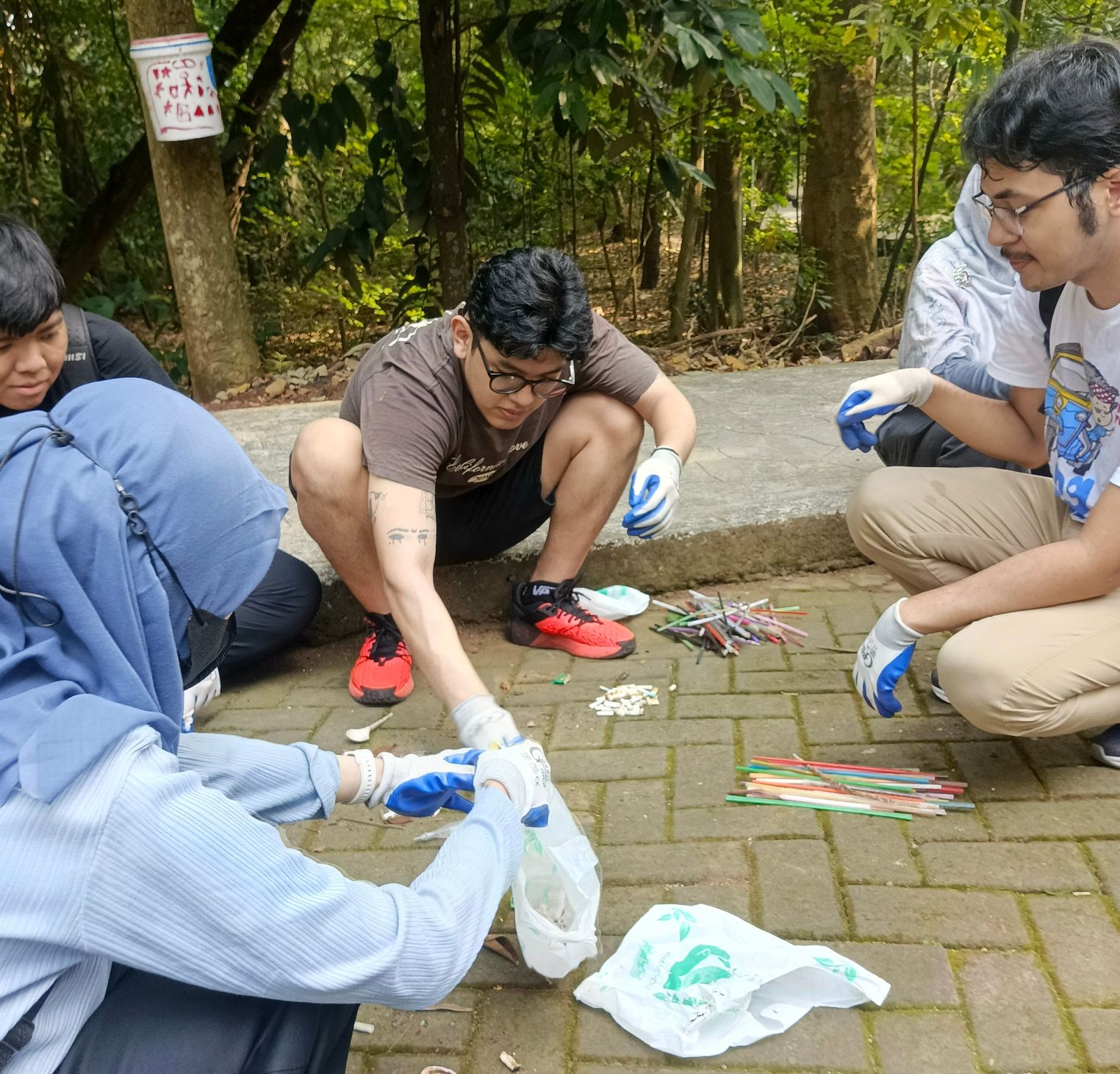 Galeri aktivitas Clean up diHutan Kota Bekasi ke-2