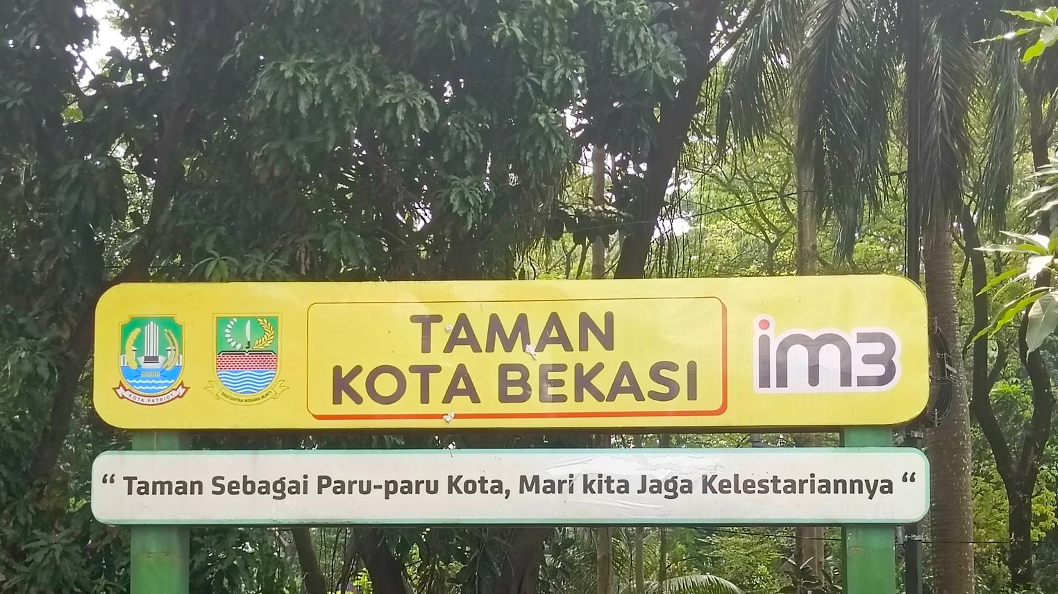 Clean up diHutan Kota Bekasi