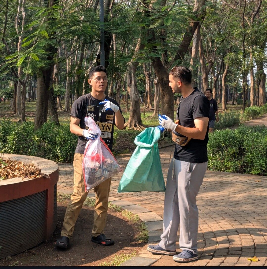 Galeri aktivitas Clean up Hutan kota patriot ke-2