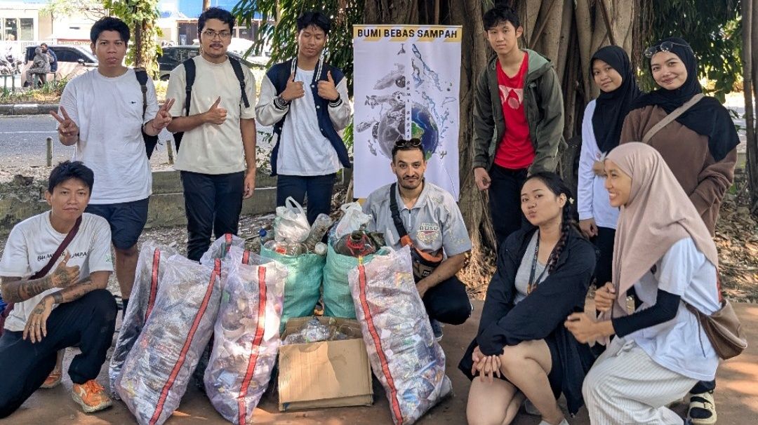 Clean up diHutan Kota Bekasi