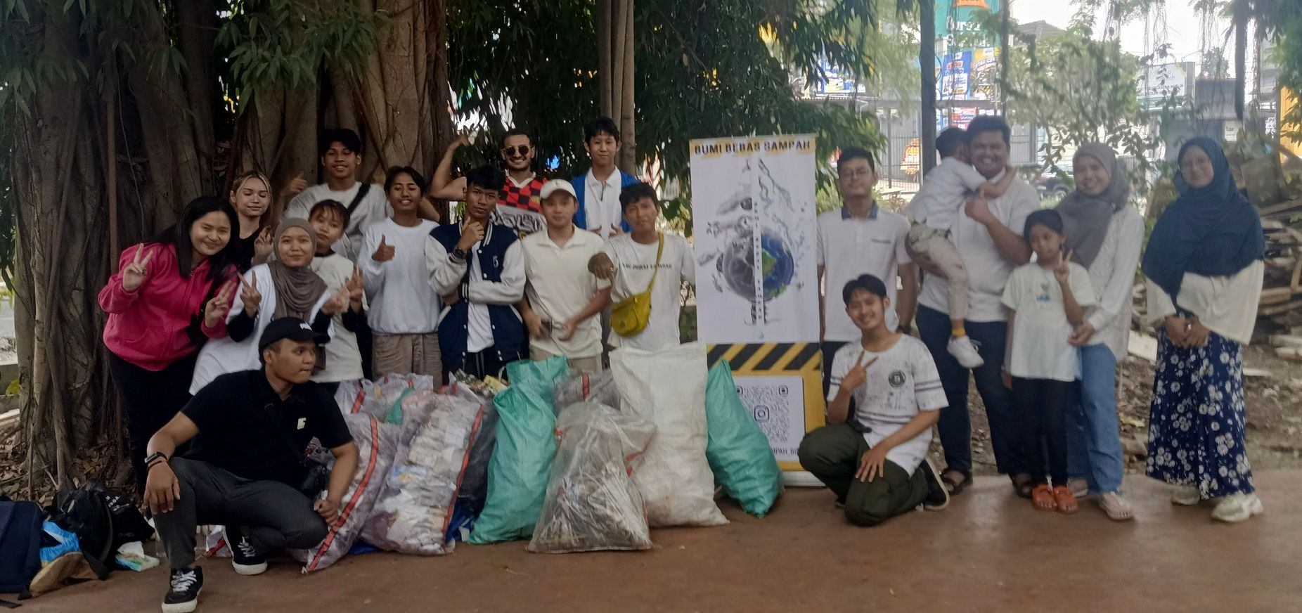 Galeri aktivitas Clean up dan pelepasan di Danau Dumas ke-2