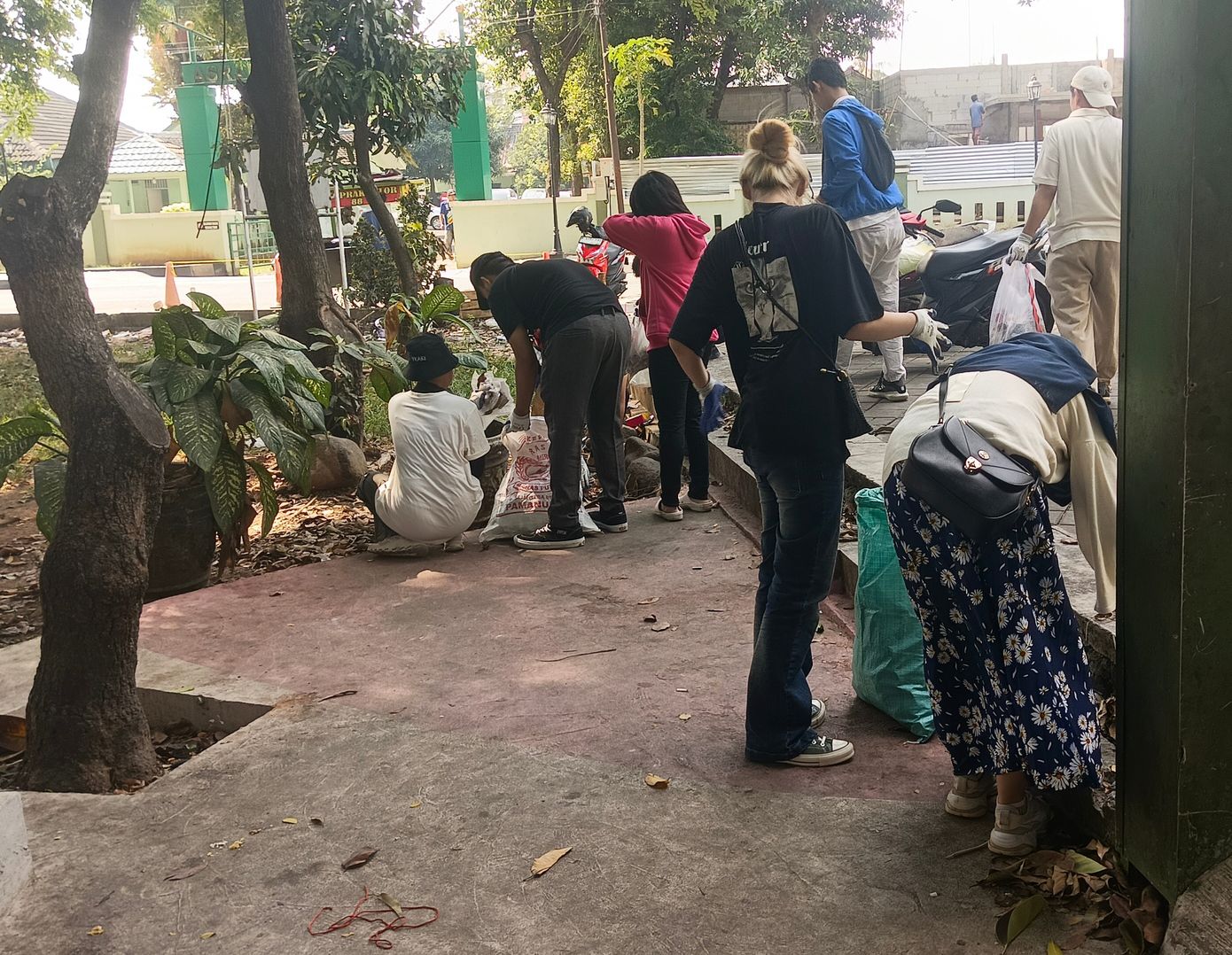 Galeri aktivitas Clean up dan pelepasan di Danau Dumas ke-3