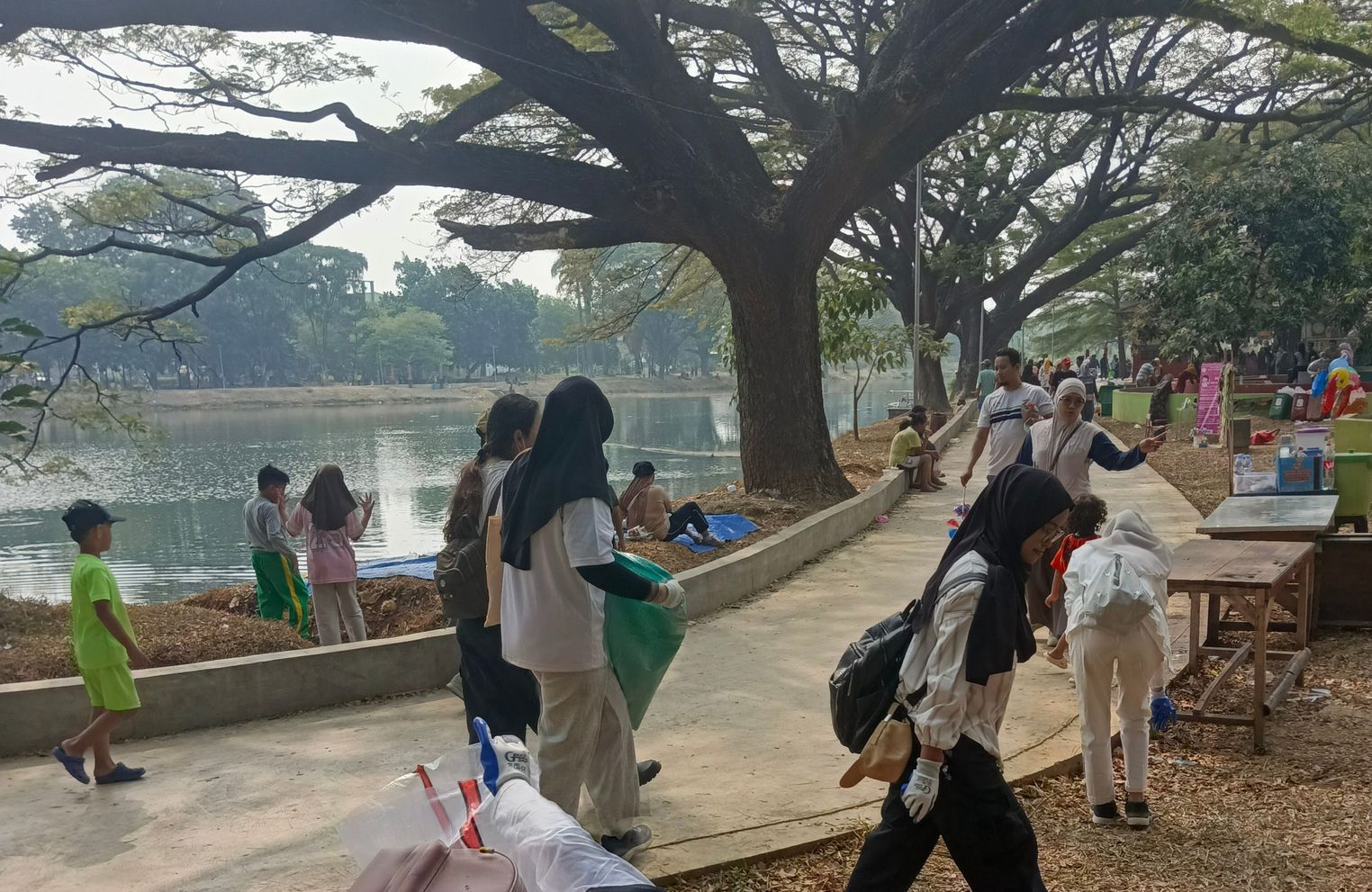 Galeri aktivitas Clean up dan pelepasan disetu babakan  ke-4