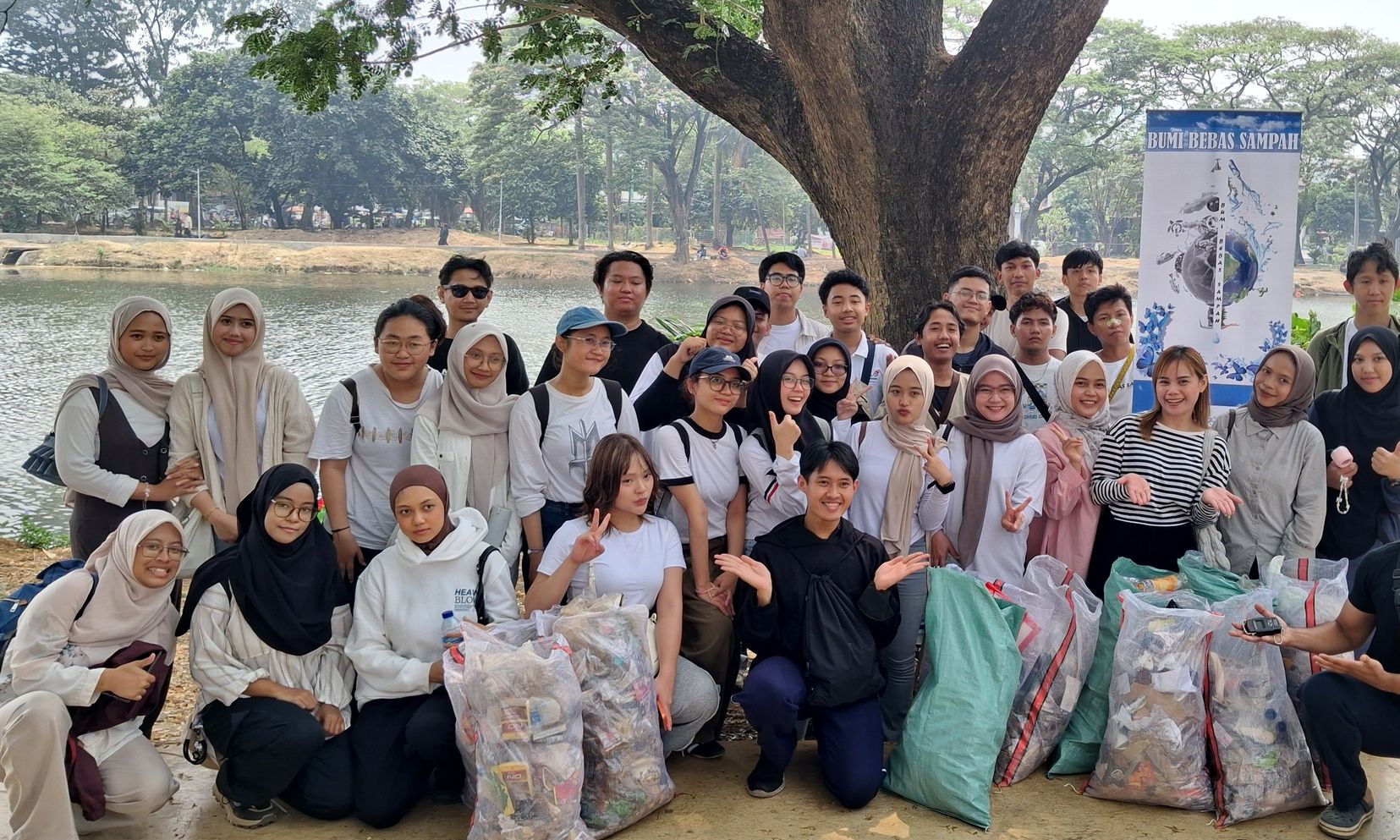 Galeri aktivitas Clean up dan pelepasan disetu babakan  ke-5