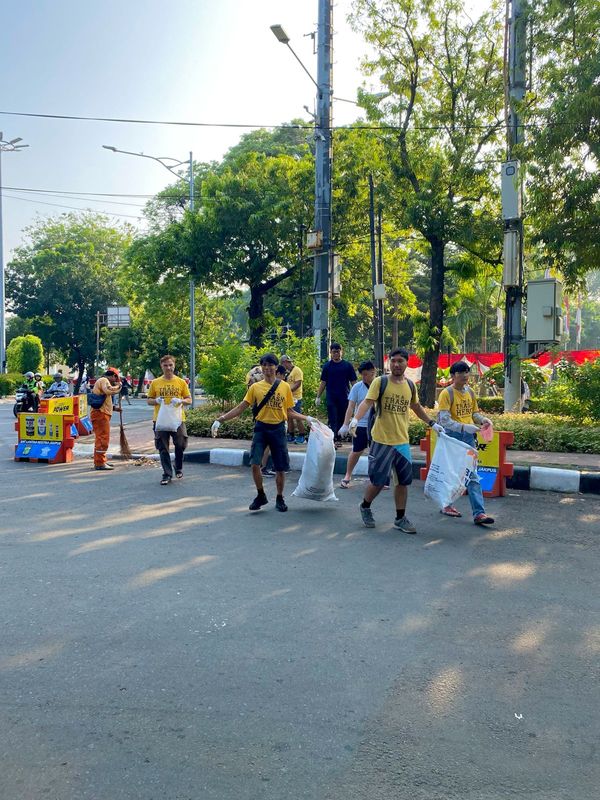 Galeri aktivitas Clean up Trash Hero Jakarta ke-241 ke-12