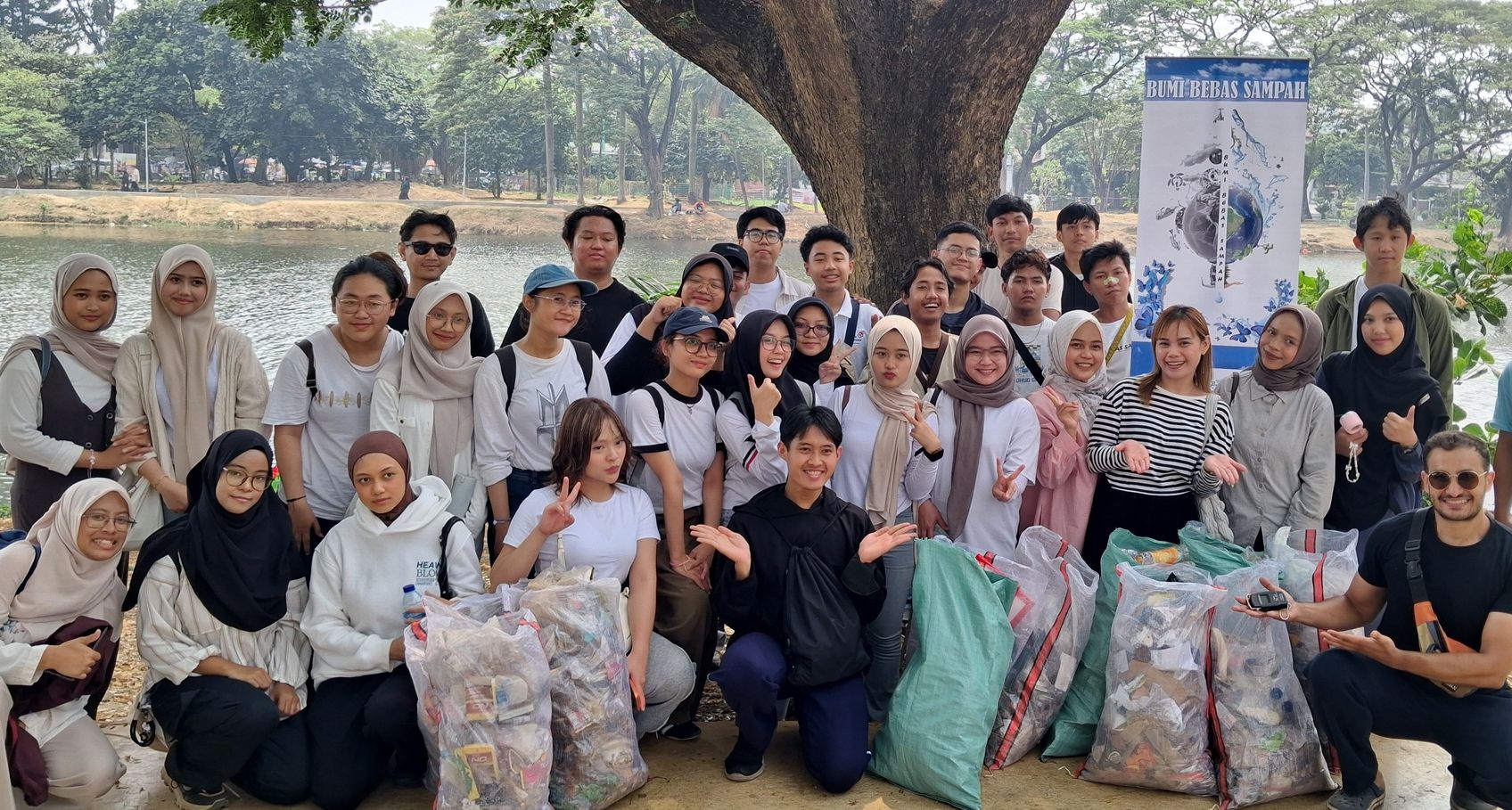 Galeri aktivitas Clean Taman Kota Bekasi ke-3