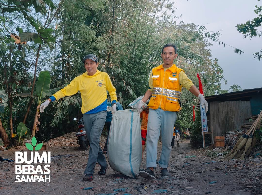 Galeri aktivitas Clean & Edukasi 17 merah putih for Ciliwung ke-3