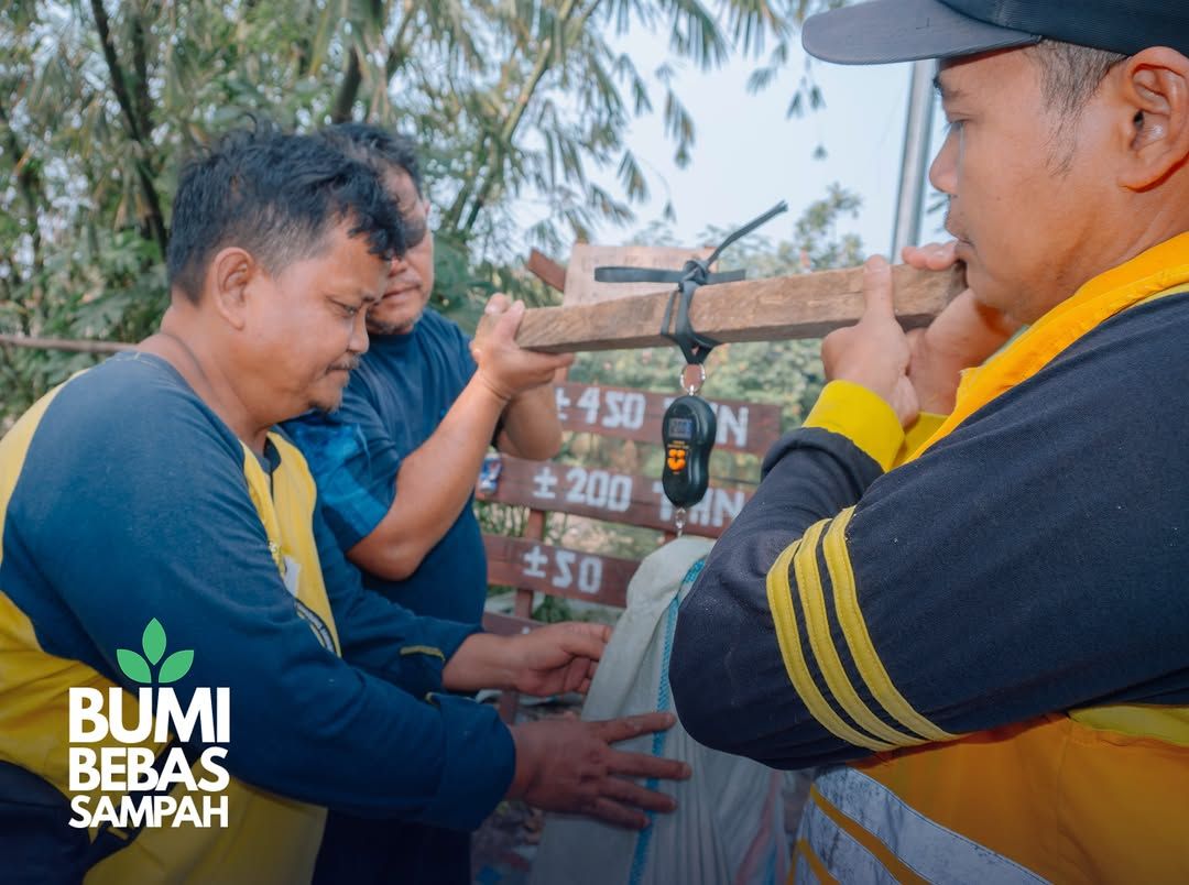 Galeri aktivitas Clean & Edukasi 17 merah putih for Ciliwung ke-4