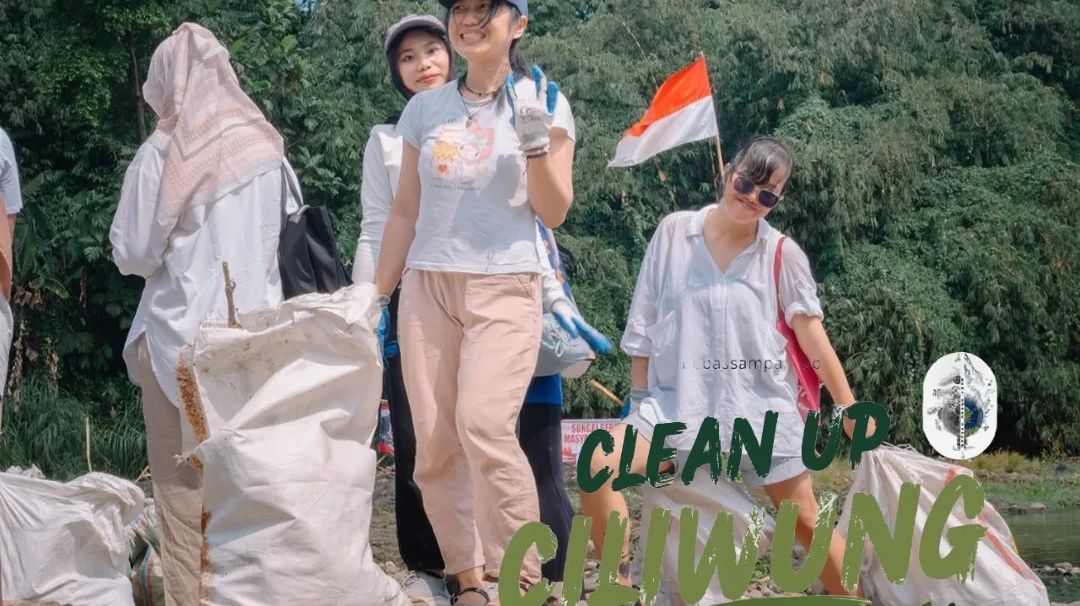 Clean up Sungai Ciliwung 