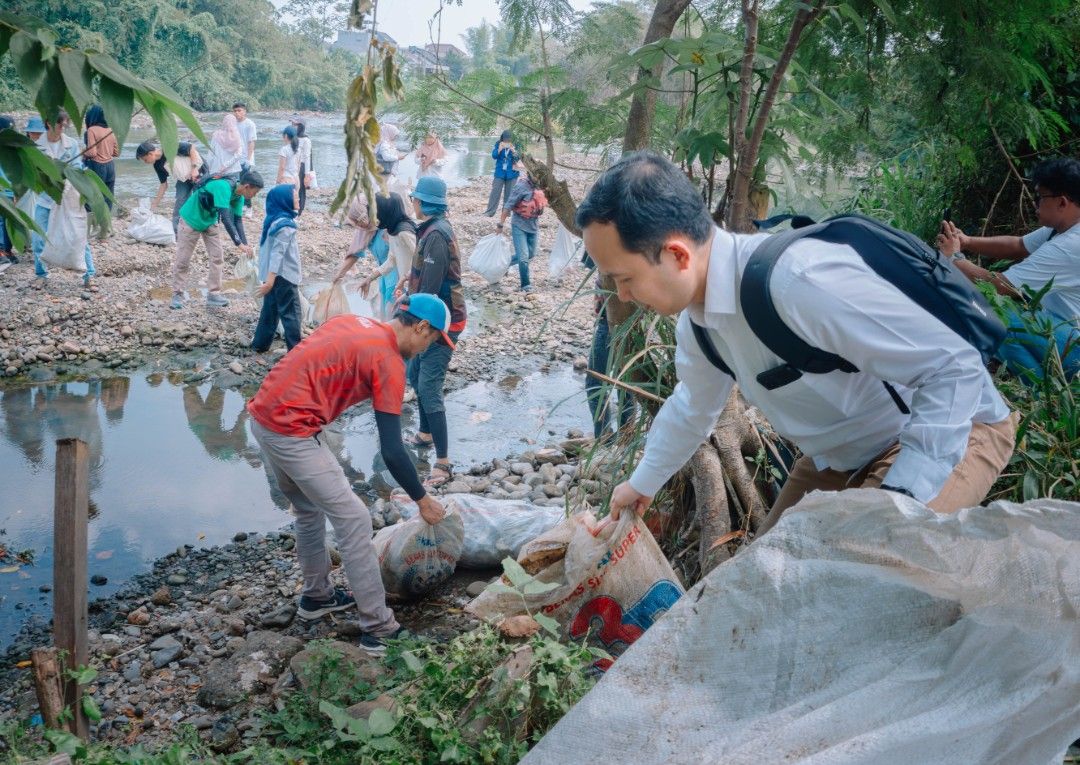 Galeri aktivitas Clean up Sungai Ciliwung ke-3