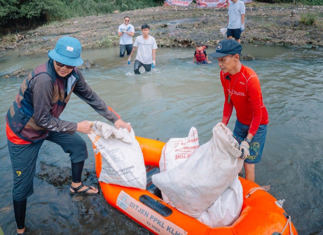 Galeri aktivitas Clean up Sungai Ciliwung ke-4