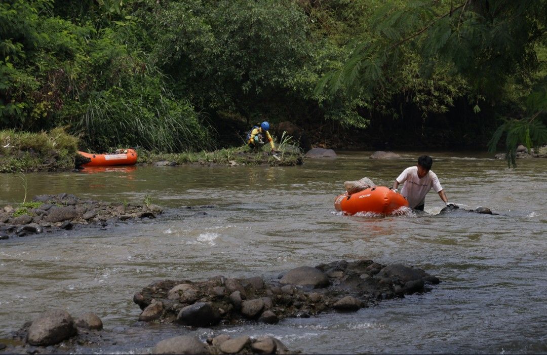 Galeri aktivitas Clean up di sungai Ciliwung ke-4