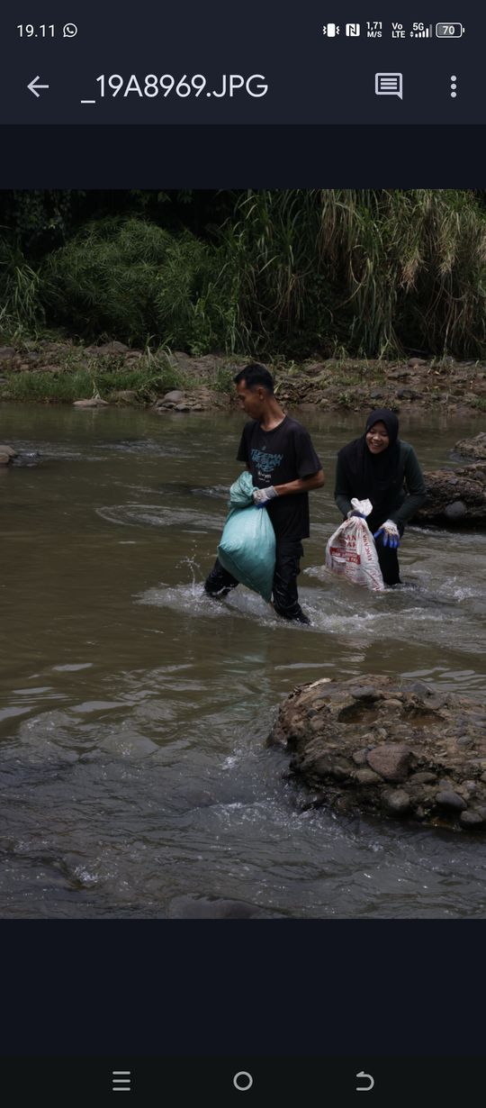 Galeri aktivitas Clean up di sungai Ciliwung ke-5