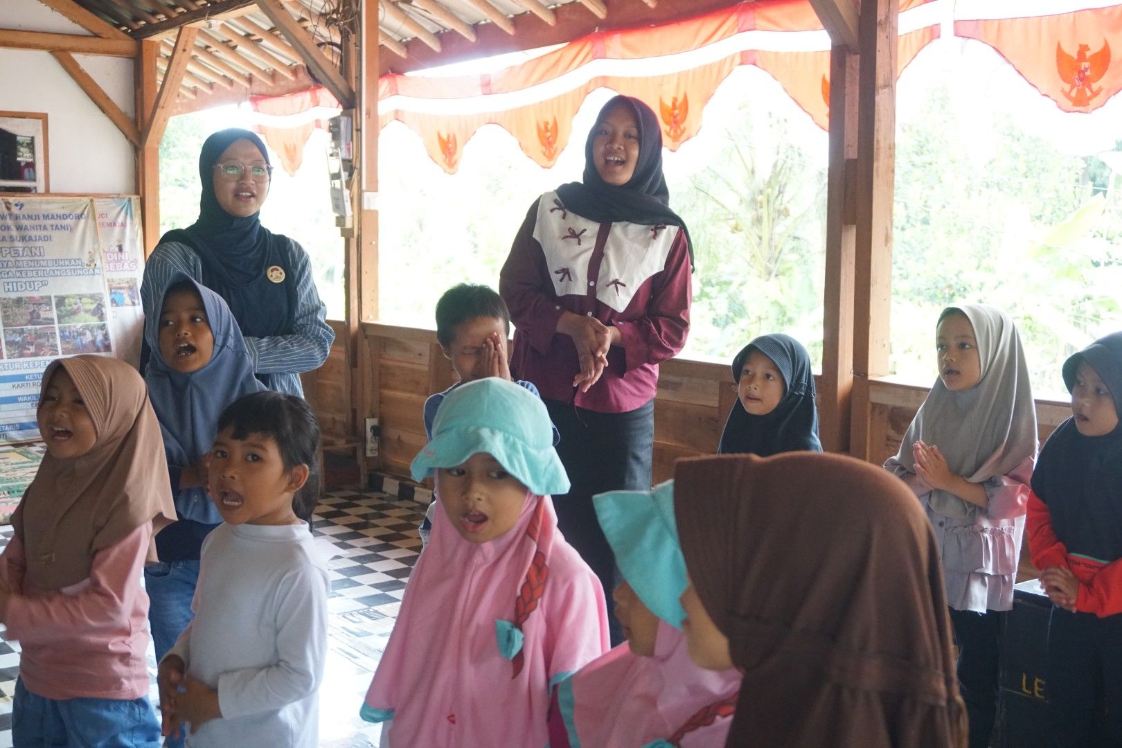 Galeri aktivitas Rancang dan Temani Anak-Anak "Minggu Ulin"  ke-3